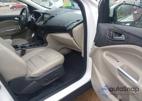 2019 Ford Escape Titanium z USA, uszkodzony, nr VIN 1FMCU9J96KUB75458